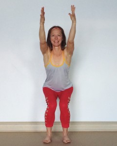 Variation with knees/feet apart at hips distance.